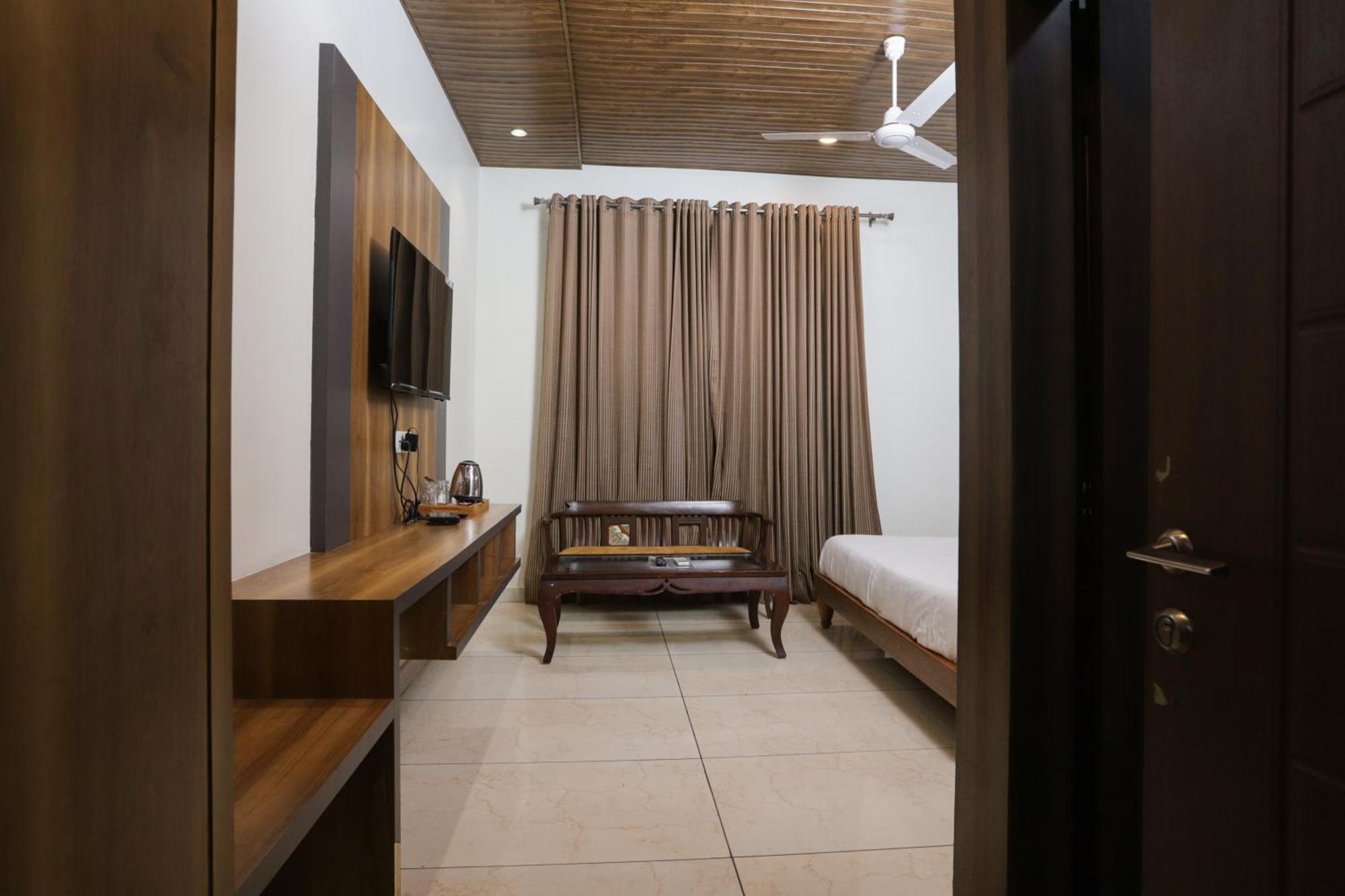 Hotel Razia Inn Hisār Екстериор снимка