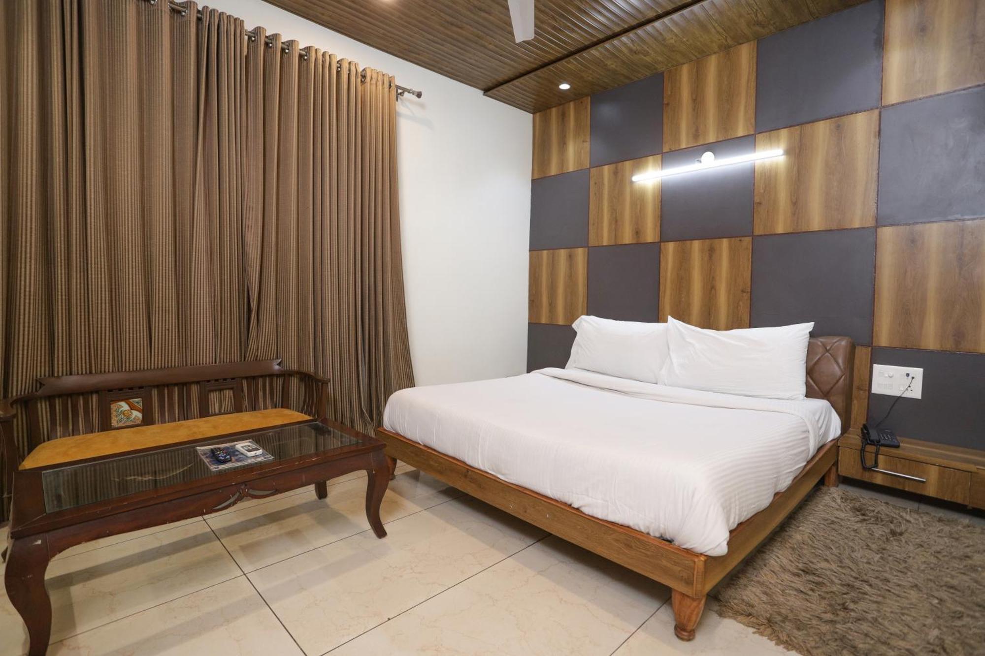 Hotel Razia Inn Hisār Екстериор снимка