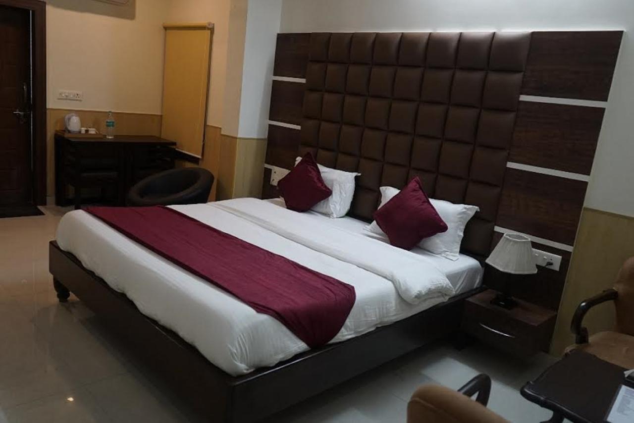 Hotel Razia Inn Hisār Екстериор снимка