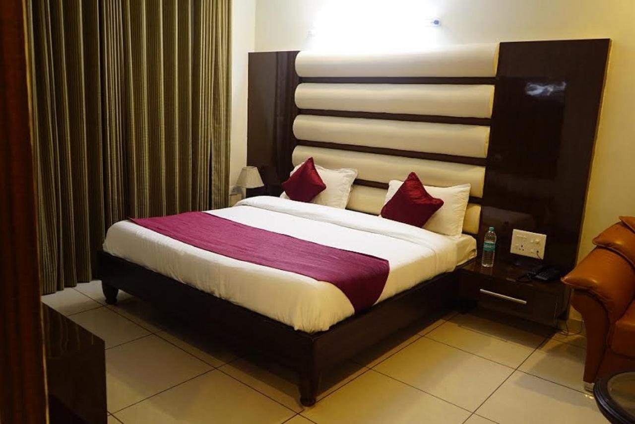 Hotel Razia Inn Hisār Екстериор снимка